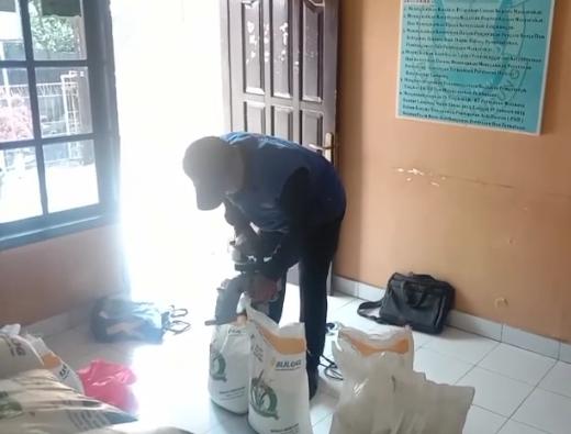 Banyak Jahitan Kemasan Beras Bansos Terlepas, Akhirnya Bulog Lakukan Hal Ini