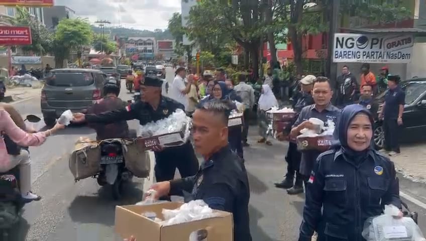 Sepanjang Ramadhan, Nasdem Lampung Bagikan 1 Ton Kurma Kepada Masyarakat