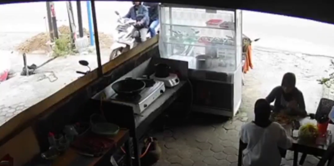 Nekat Mencuri Siang Hari, Dua Pelaku Terekam Gondol Motor Pegawai Pempek Unyil