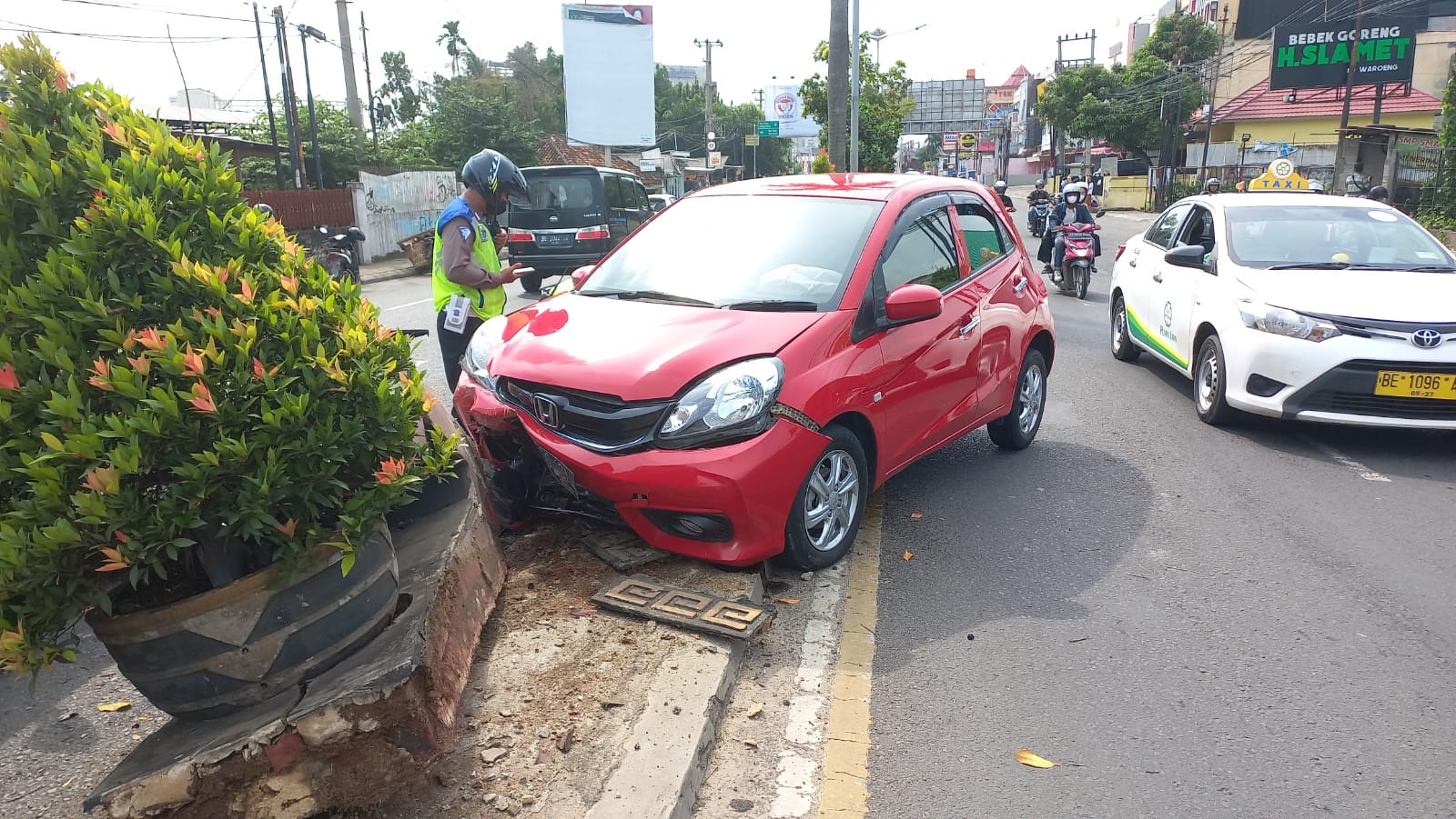 Brak!! Honda Brio Tabrak Pembatas Jalan di Jalan Z.A Pagar Alam