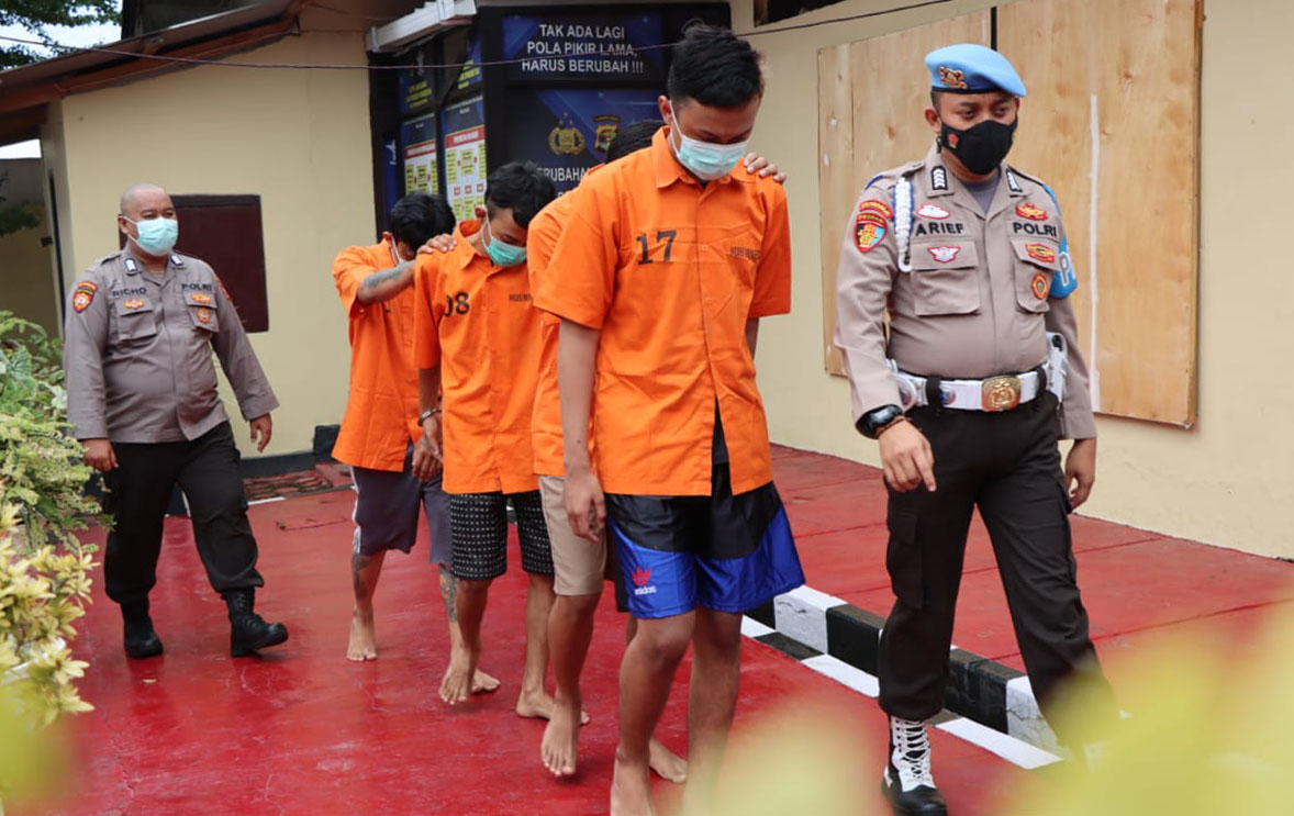 Pengantar Paket Ditangkap Anggota Satresnarkoba Polres Pringsewu, Ini Isinya