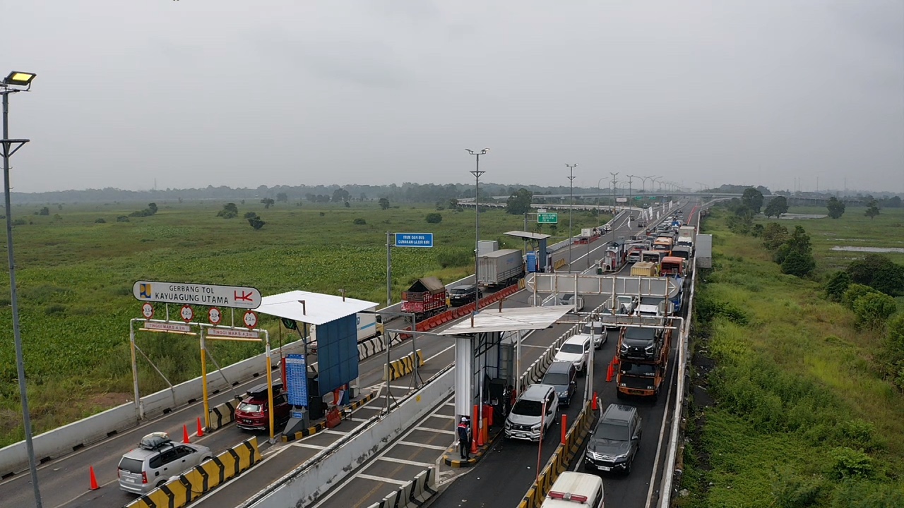 Satu Hari Jelang Lebaran, Pemudik yang Lintasi Jalur Tol Mulai Berkurang