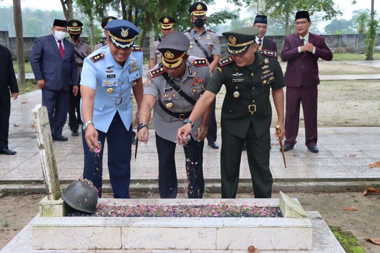 Beda Korps, Tiga Perwira Ini Tetap Kompak Beri Penghormatan Kepada Pahlawan