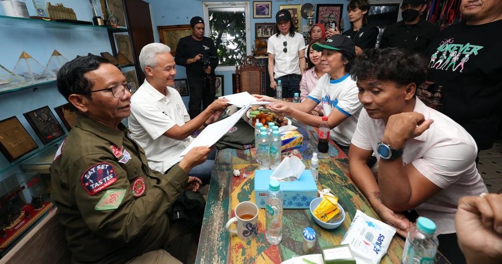 Gunakan Jaket Top Gan, Slank Dukung Ganjar Pranowo