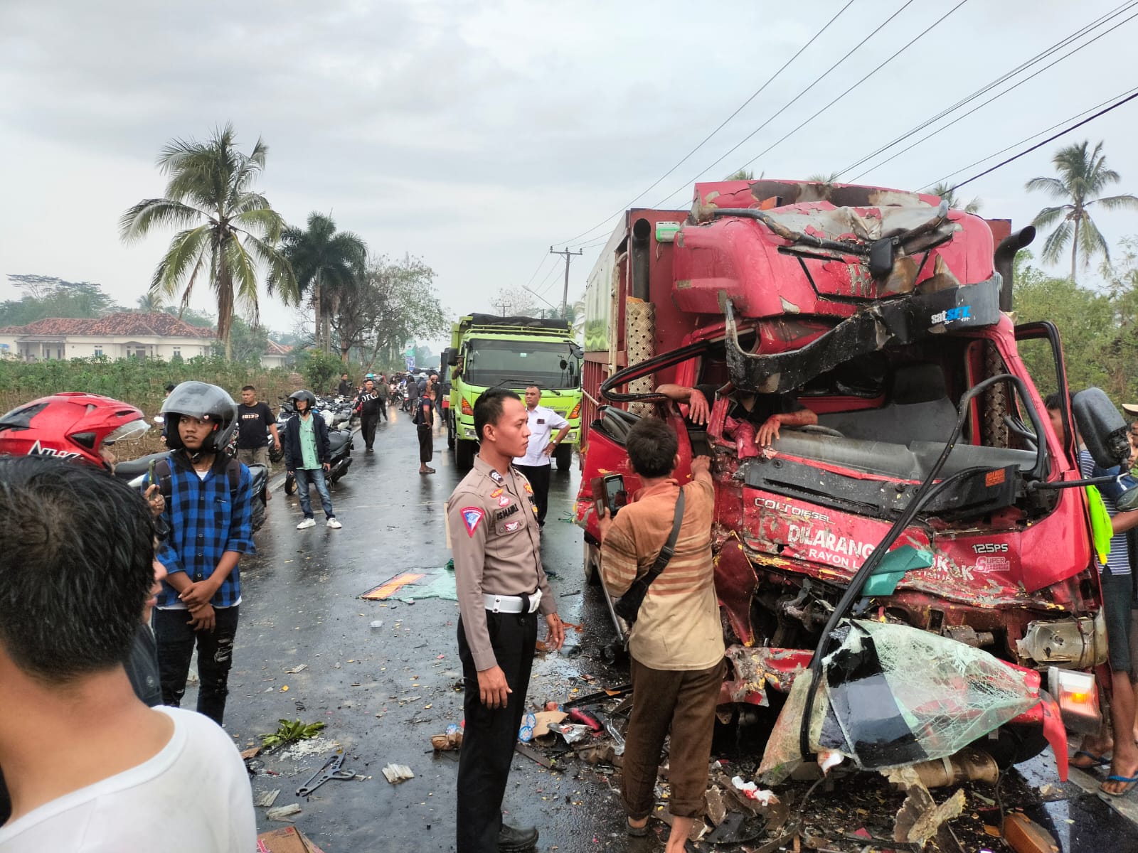 Adu Kambing Bus Brimob vs Truk Pengangkut LPG, 1 Tewas, 3 Luka-Luka