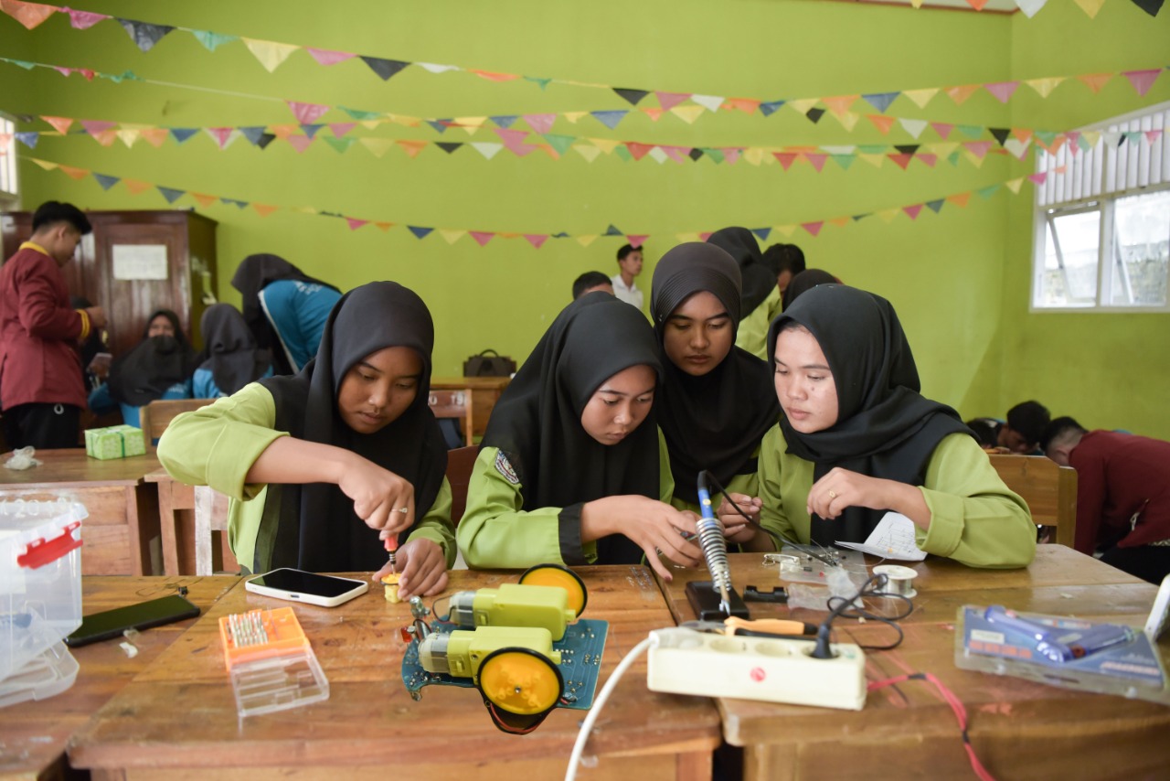 Canggih, Dosen dan Mahasiswa Universitas Teknokrat Indonesia Ajarkan Siswa Merakit Robot Cerdas