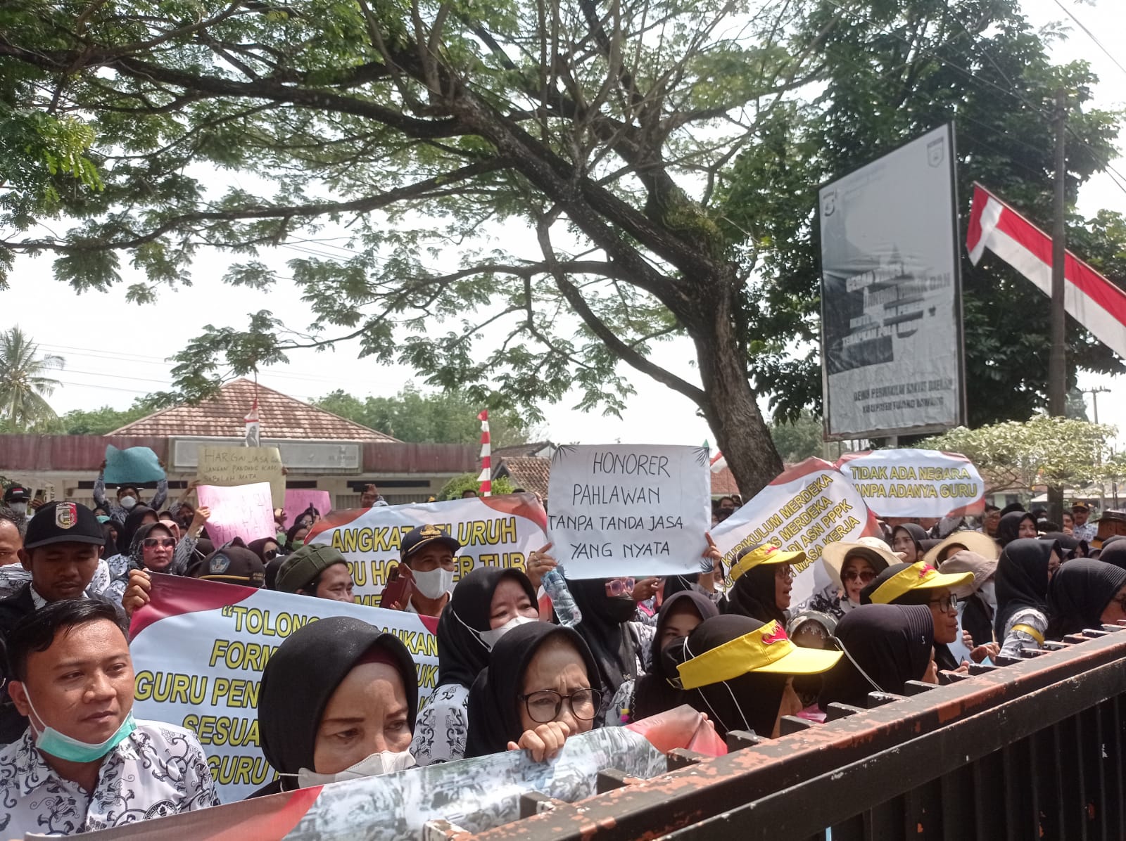 Tuntut Formasi PPPK, Ratusan Guru Honorer Tulang Bawang Geruduk Kantor DPRD, Ancam Ngadu ke Pusat