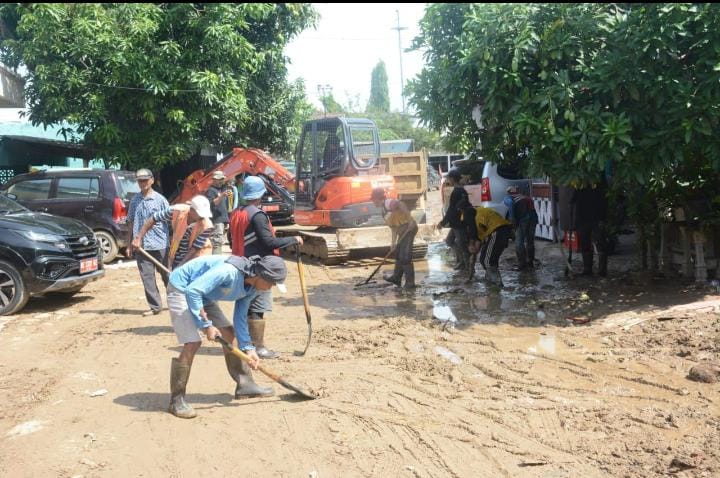 Warga dan Petugas Bahu-Membahu Bersihkan Wilayah Panjang Utara Pasca Banjir
