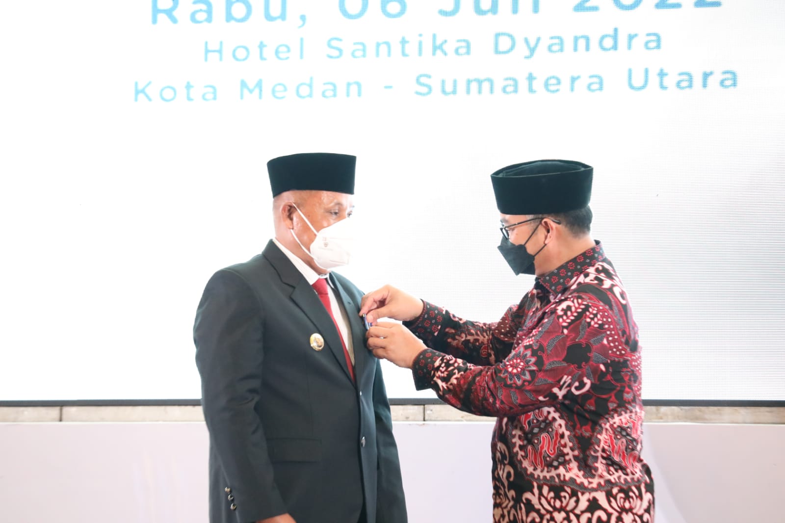 Selamat! Bupati Lamsel Terima Penghargaan Manggala Karya Kencana