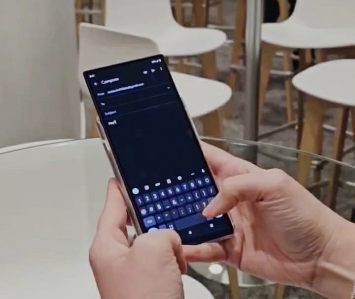 Bukan Layar Lipat, Smartphone Motorola Tampilkan Layar Gulung