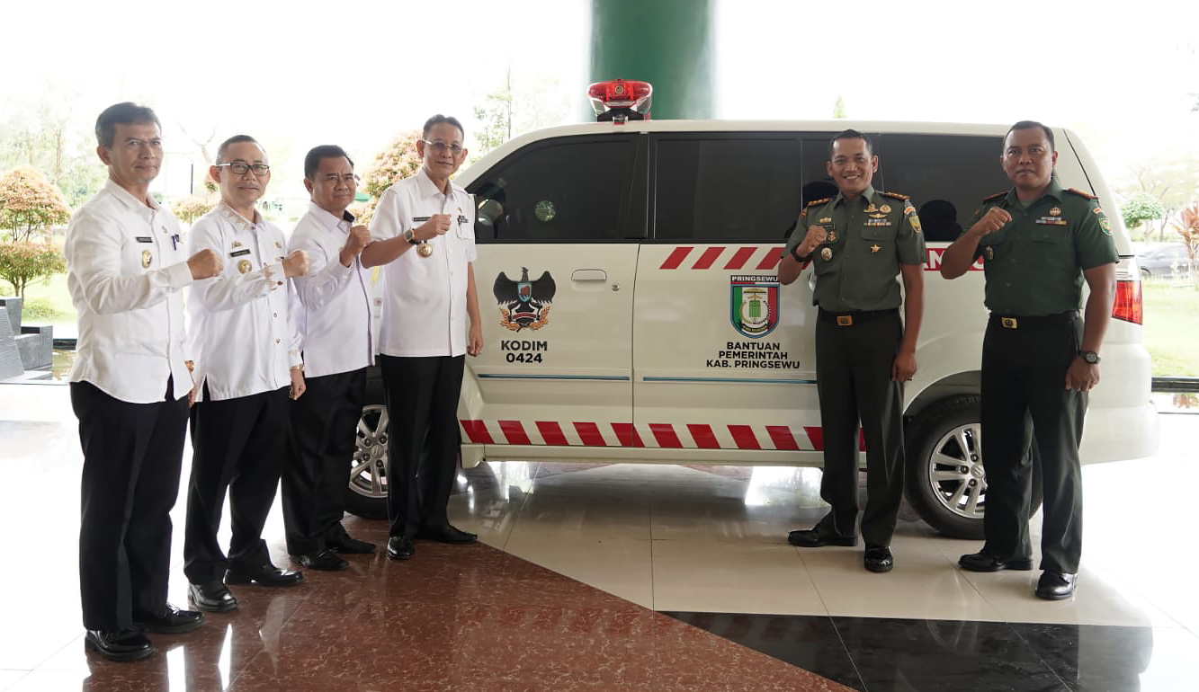 Pj. Bupati Pringsewu Serahkan Bantuan Ambulans untuk Kodim 0424/Tanggamus