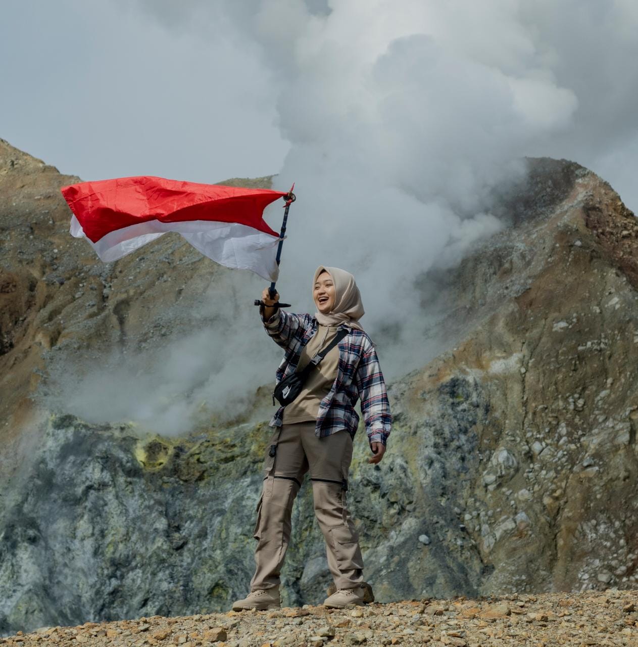Merayakan HUT RI ala Senator Jihan Nurlela, Kibarkan Merah Putih di Gunung Papandayan