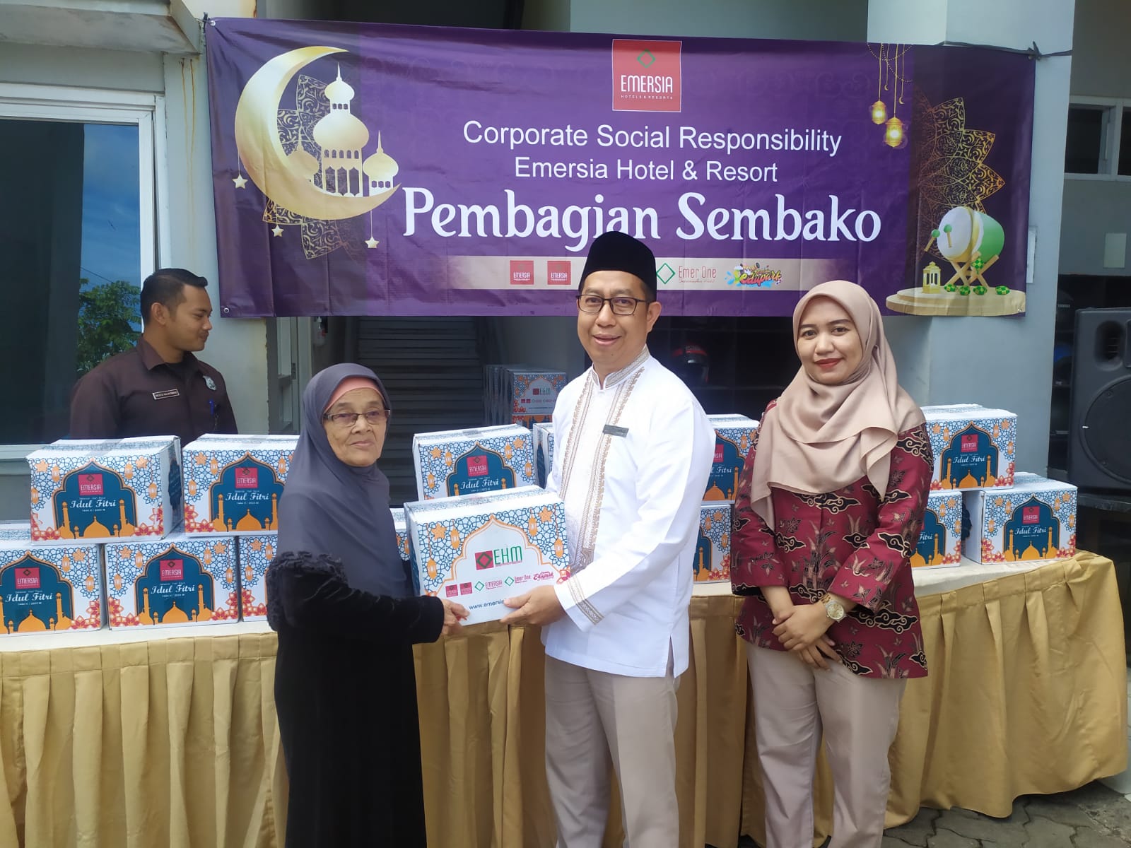 Sambut Lebaran, Emersia Hotel Membagikan 5000 paket Sembako kepada Warga
