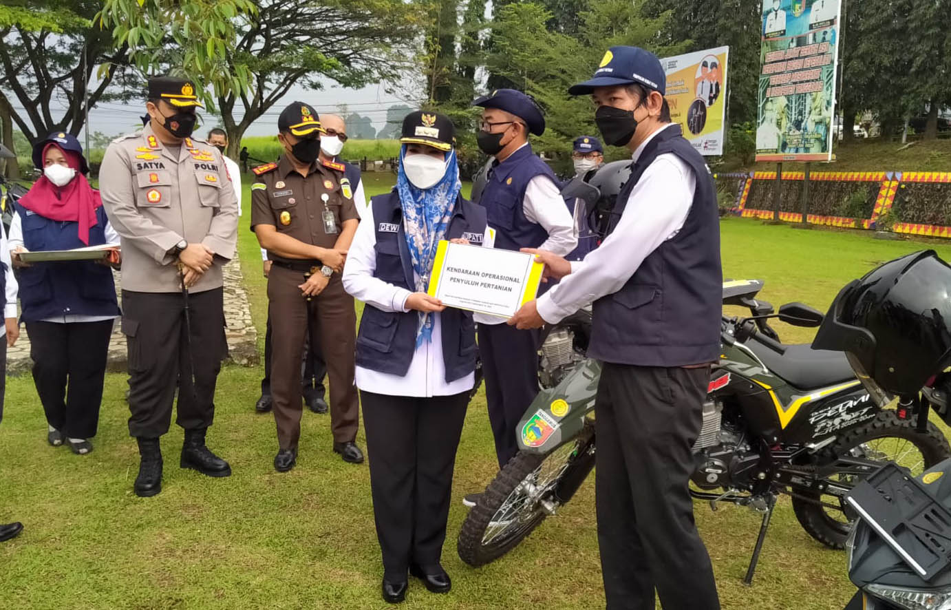 Bupati Tanggamus Serahkan Bantuan Kendaraan Operasional untuk Penyuluh Pertanian