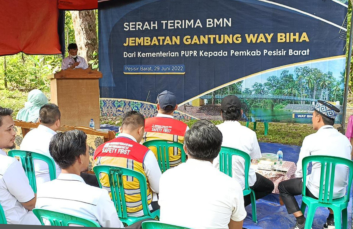 Kementerian PUPR Serahkan Jembatan Gantung di Pesisir Barat