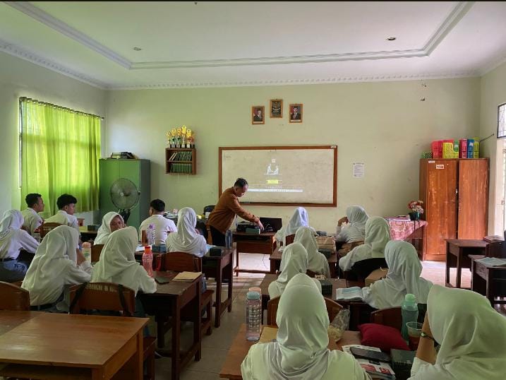 Universitas Teknokrat Indonesia PkM di SMKN 8 Bandar Lampung