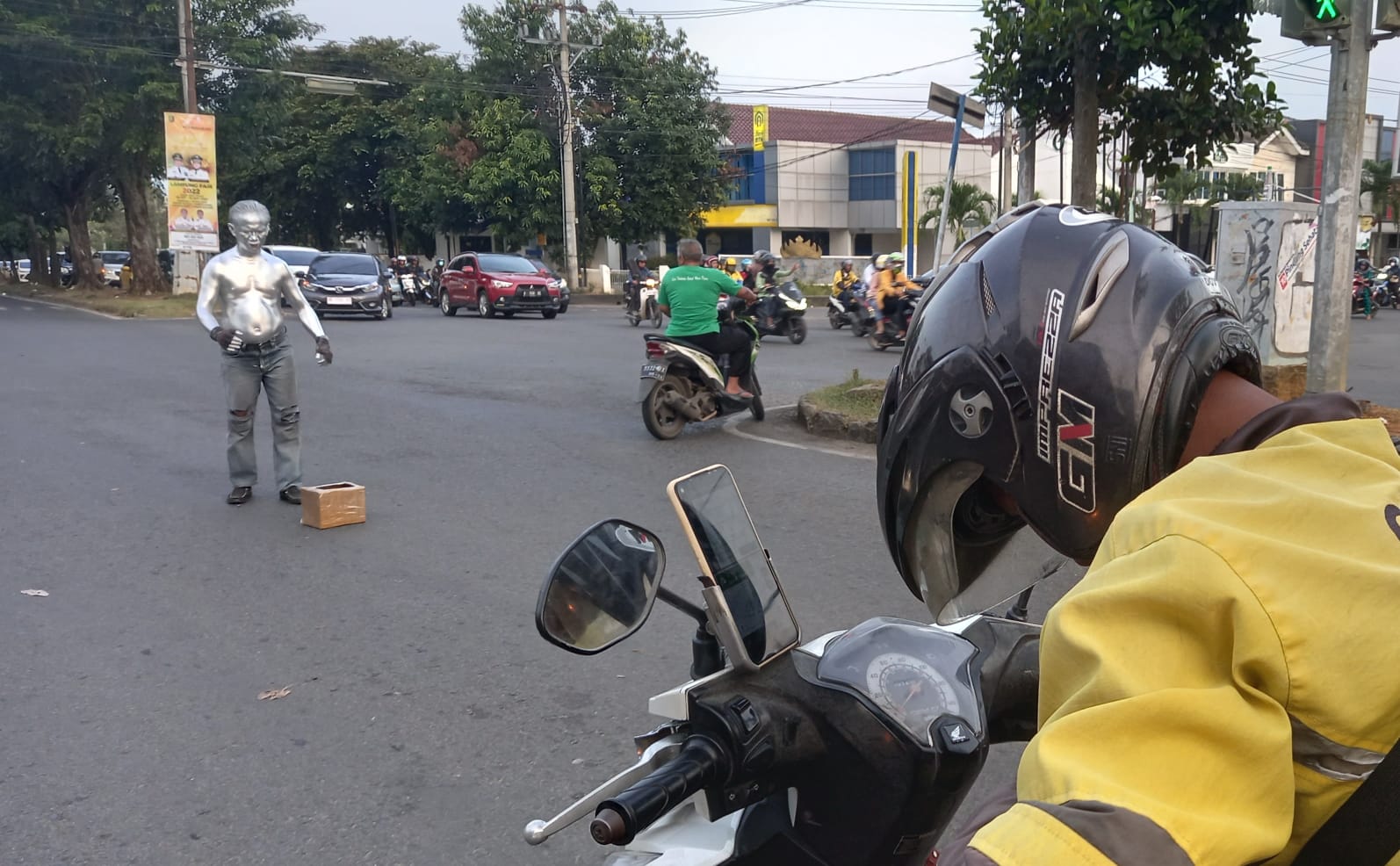 MANUSIA SILVER
