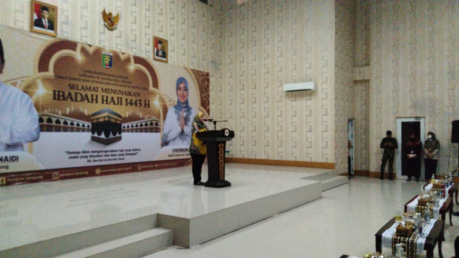 Tangis Haru Nunik Pecah Saat Lepas CJH Kloter Pertama