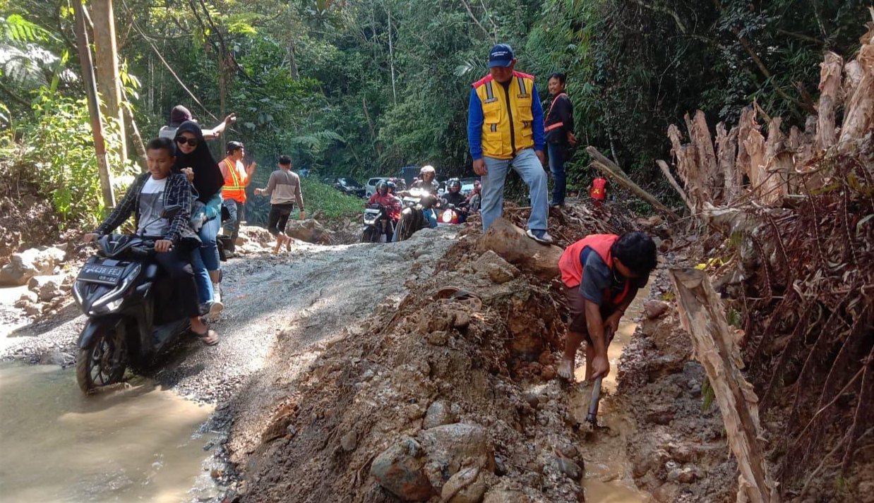 Badan Jalan Terangkat, Ini Kondisi Terkini Jalur Liwa- Krui