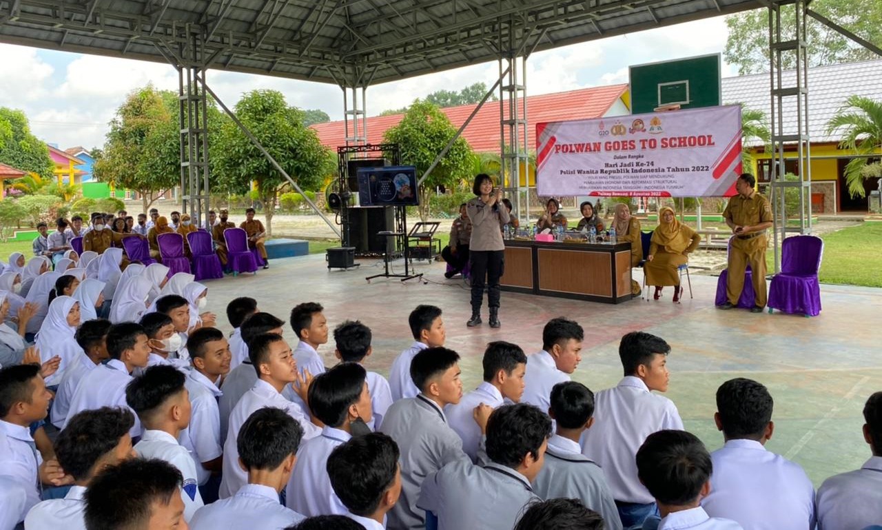 Polwan Cantik Polres Tulang Bawang Beri Tips Bijak Bermain Sosmed, Poin Ke 7 Hukumnya 'Fardu Ain'