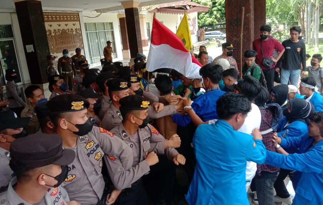 Tegang! Puluhan Mahasiswa Datangi Kantor DPRD Tulang Bawang, Saling Dorong dengan Polisi Hingga Bakar-bakar