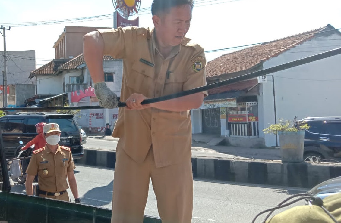 Pemkot Bandar Lampung Tertibkan Kabel Optik Mengganggu Estetika