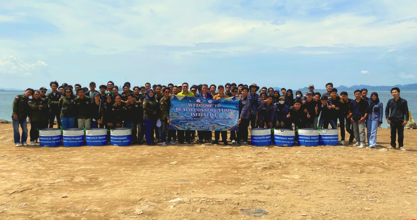 Jaga Lingkungan, Mahasiswa UTI Lakukan Upaya Konservasi Pantai