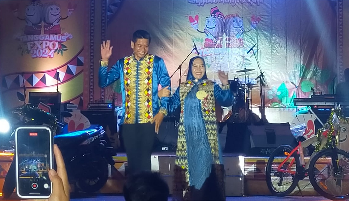 Meriah, Camat dan Kapekon Lenggak Lenggok di Fashion Show Tanggamus Expo 2024