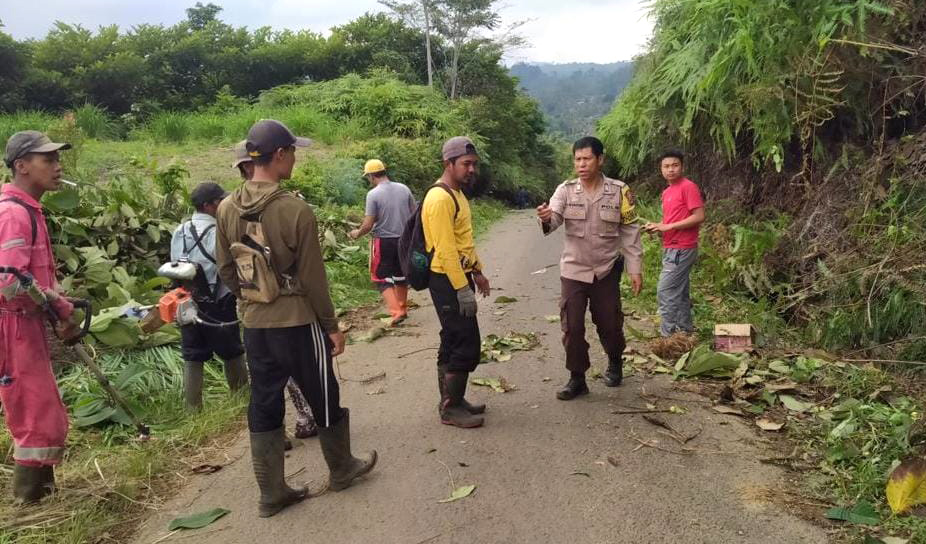 Bhabinkamtibmas Polres Tanggamus Gandeng Warga Bersihkan Jalan Pekon