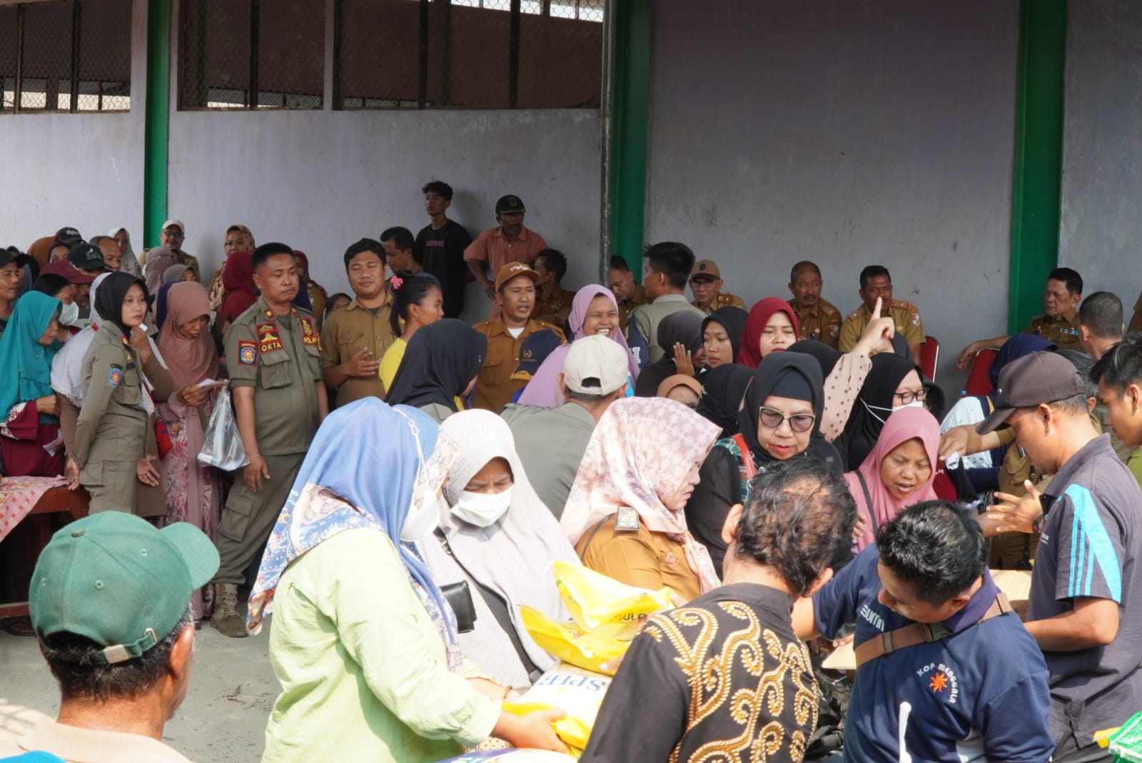 Gelar Pasar Murah Pj Bupati Tubaba Menyerahkan Langsung Paket Beras ke Masyarakat