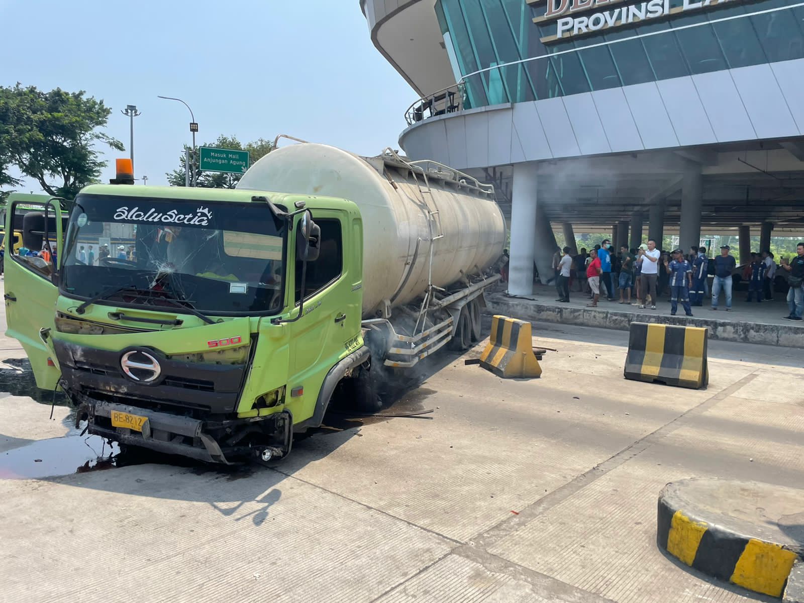 Rem Blong, Truk Pembawa Semen 32 Ton Tabrak Tembok Pembatas Parkir Truck Executive