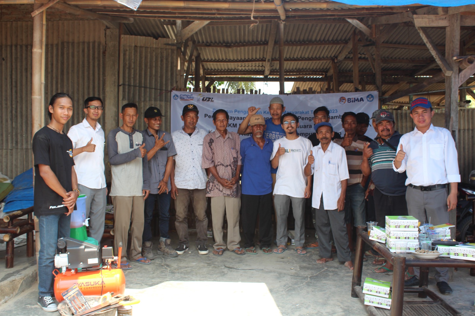 Tim PKM Universitas Bandar Lampung Berikan Pelatihan bambu di Natar