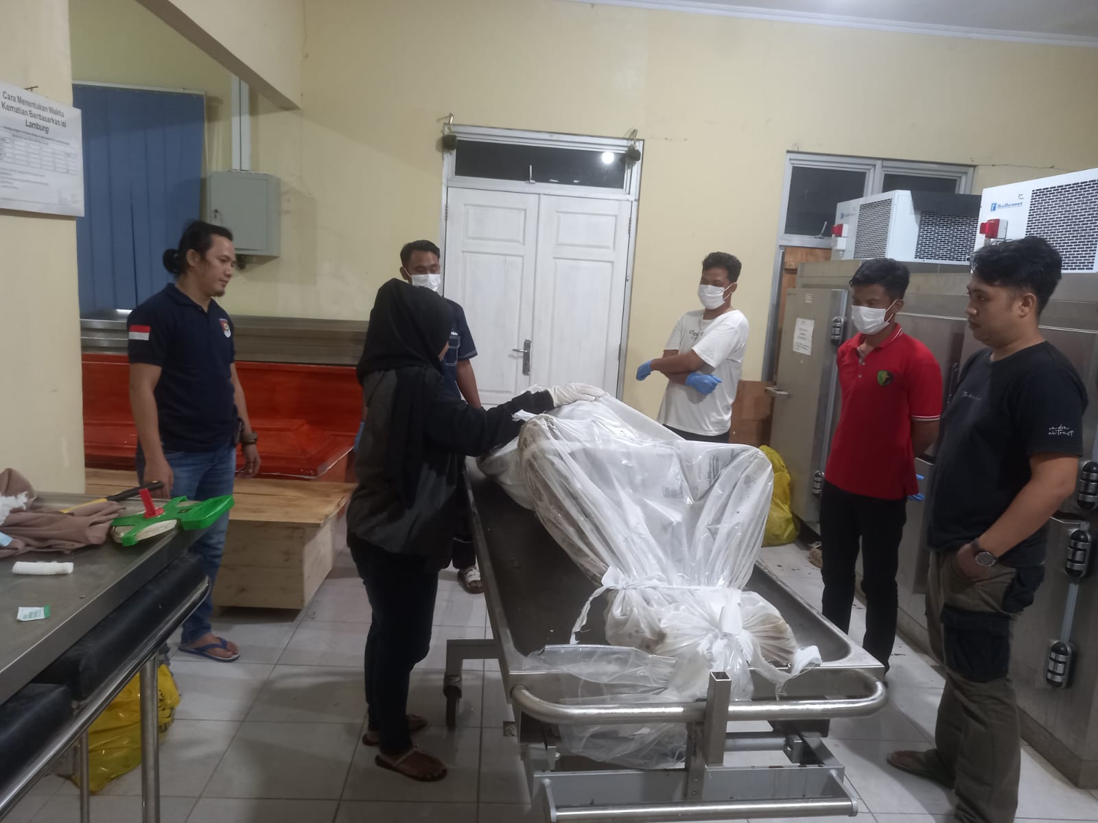 Dijemput Keluarganya, Jasad Yang Ditemukan di Laut Way Batang Merupakan ABK