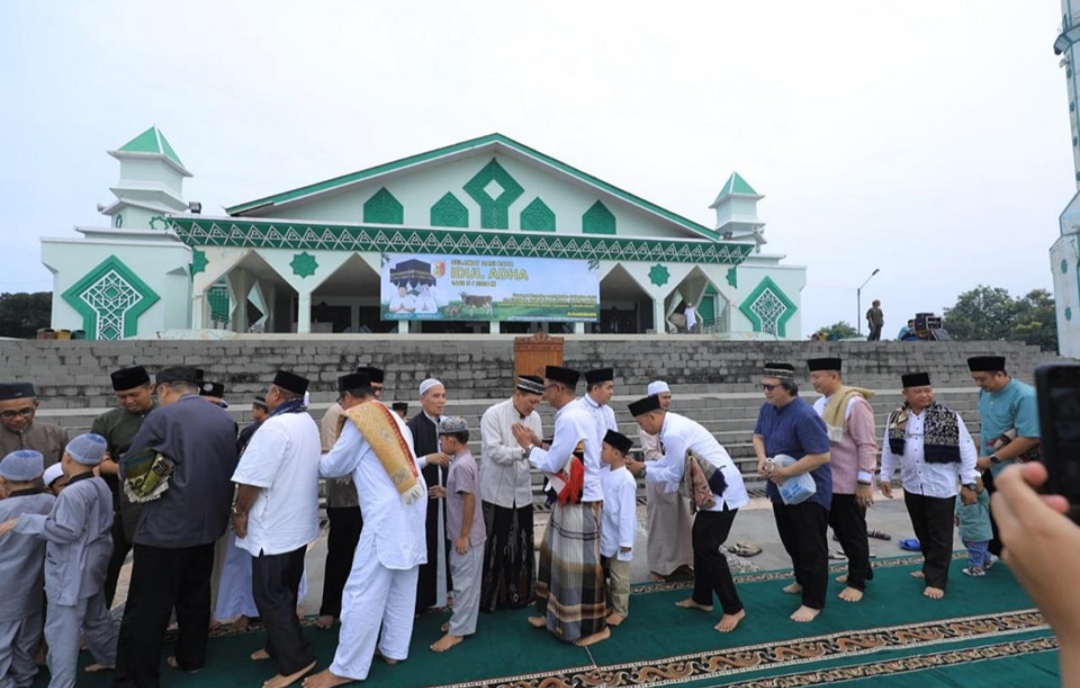 Sholat Bersama Masyarakat Tulang Bawang, Pj Bupati Qudrotul Ikhwan Sampaikan Makna Idul Adha