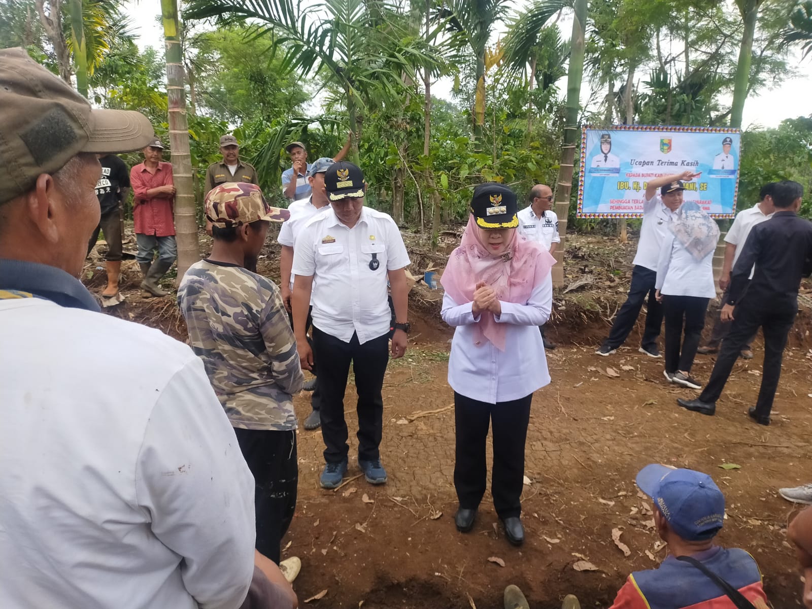 Bupati Tanggamus Tinjau Pembukaan Badan Jalan di Pulau Panggung