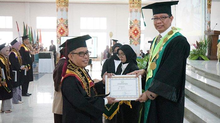 Selamat! Kakanwil Kemenag Lampung Puji Raharjo Penulis Desertasi Terbaik UIN Raden Intan