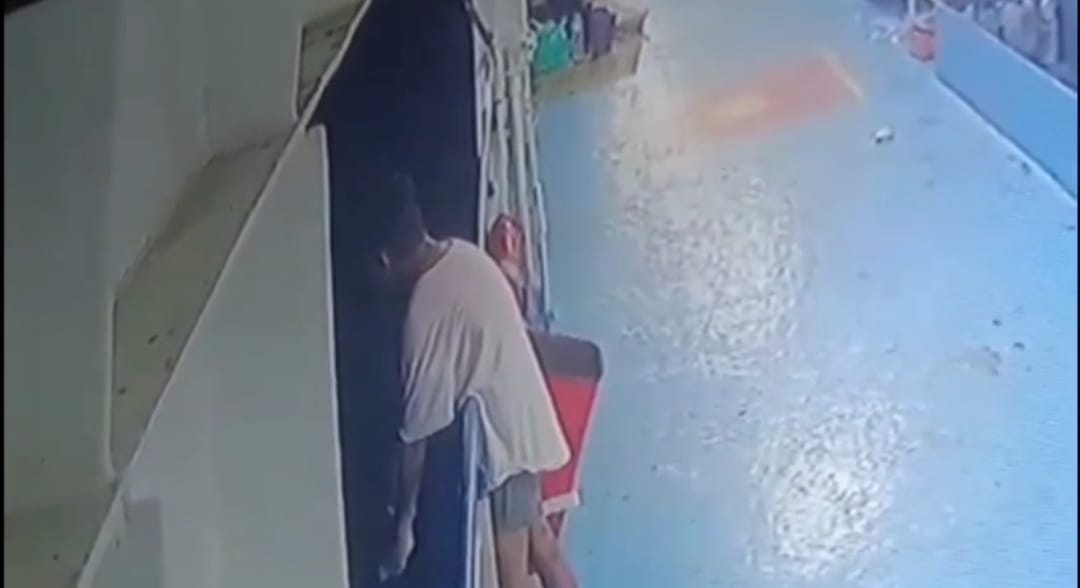 Warga Banten Nekat Lompat ke Laut Selat Sunda dari KMP Reina