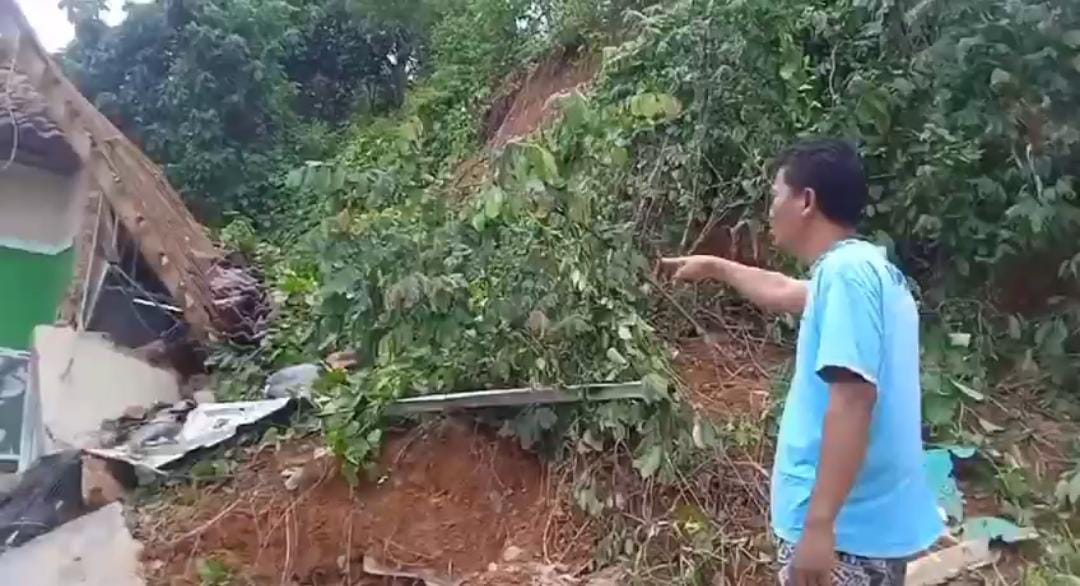 Hujan Deras Akibatkan Tanah Longsor Timbun Rumah Warga di Jati Wangi Lampung Selatan