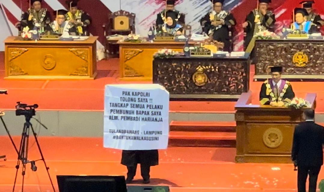 Saat Wisuda, Mahasiswa Ini Bentangkan Spanduk Usut Pelaku Pembunuhan sang Ayah, Begini Tanggapan Polda Lampung