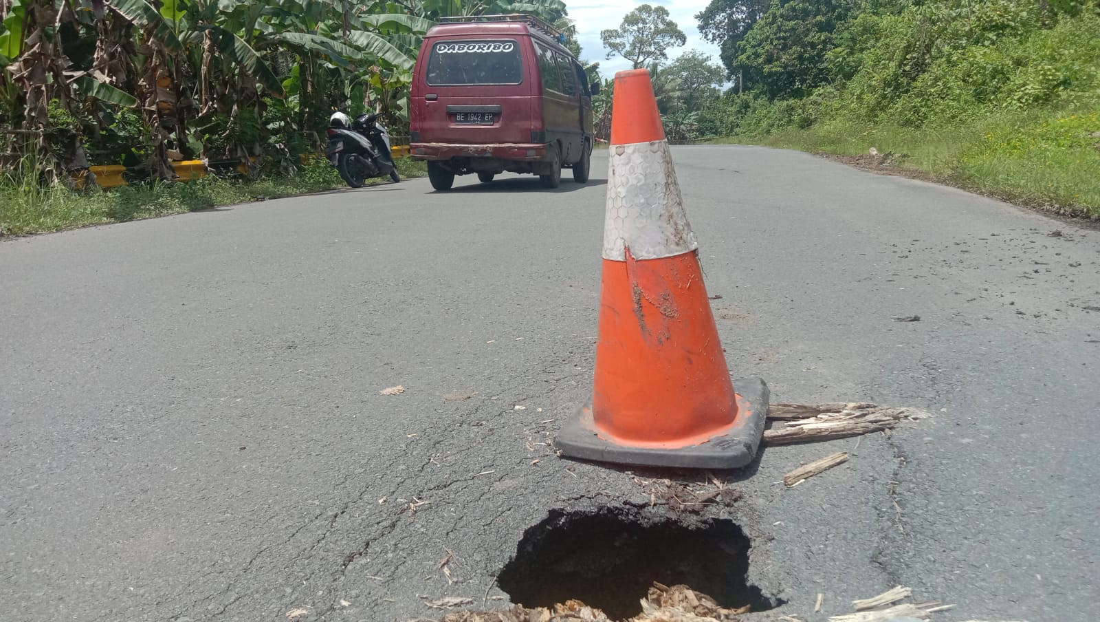 Waspada! Ada Lubang di Ruas Jalinbar Pesisir Barat