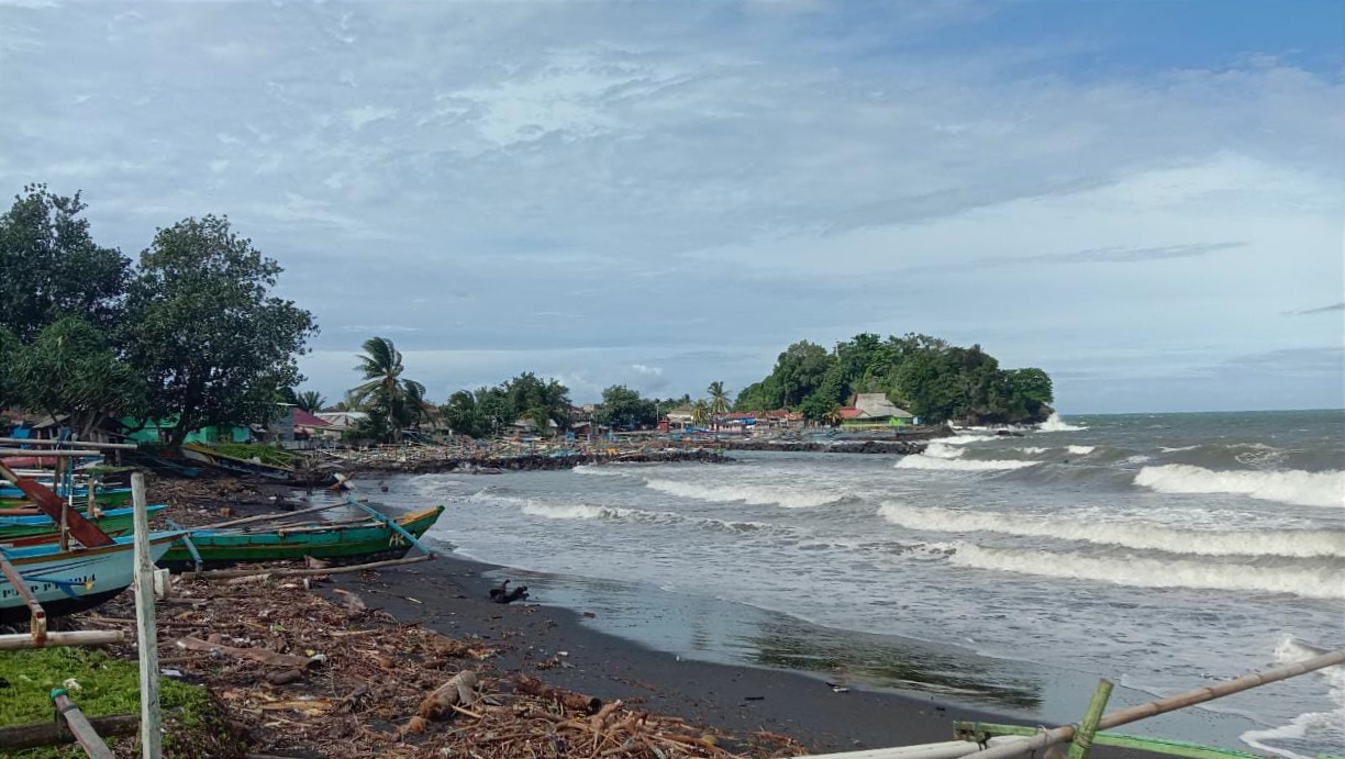 Waspada! Gelombang di Perairan Pesisir Barat Capai Empat Meter