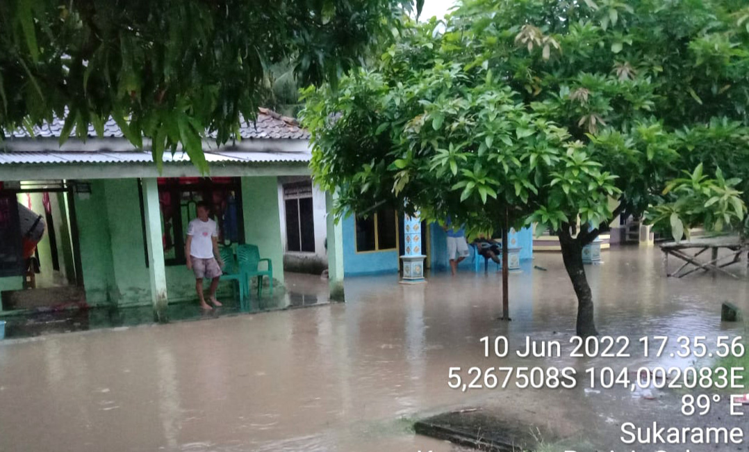 Way Tenumbang Meluap, Puluhan Rumah Terendam