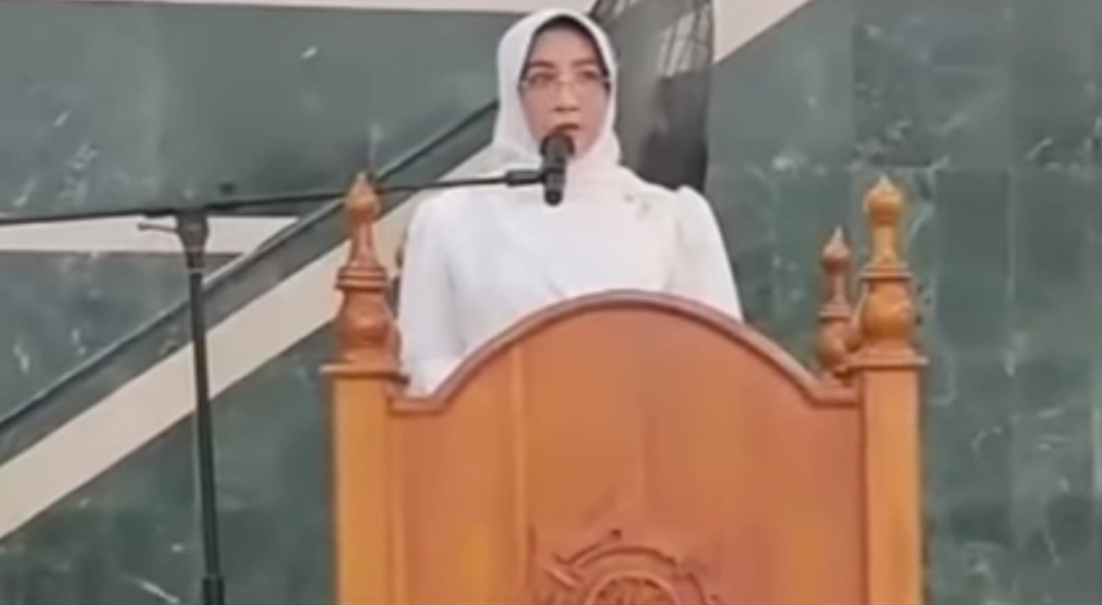 Viral Wanita Berbaju Putih Disebut Beri Khutbah, Terkait Ponpes Al Zaytun? Cek Faktanya