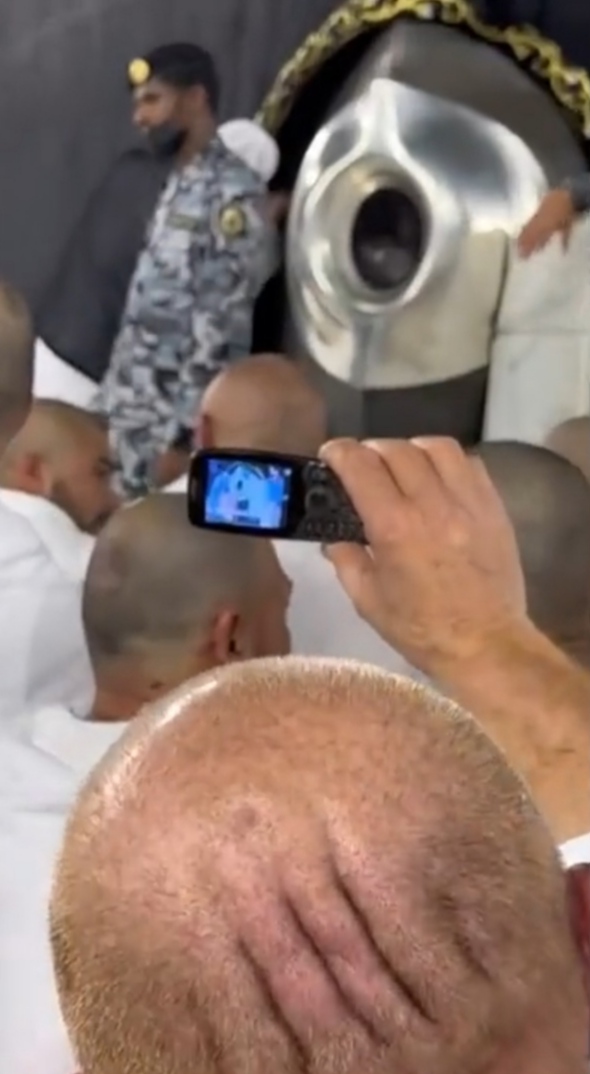 Jelang Haji, Kisah Haru Seorang Kakek Rekam Momen Masjidil Haram Dengan HP Jadul Kembali Viral