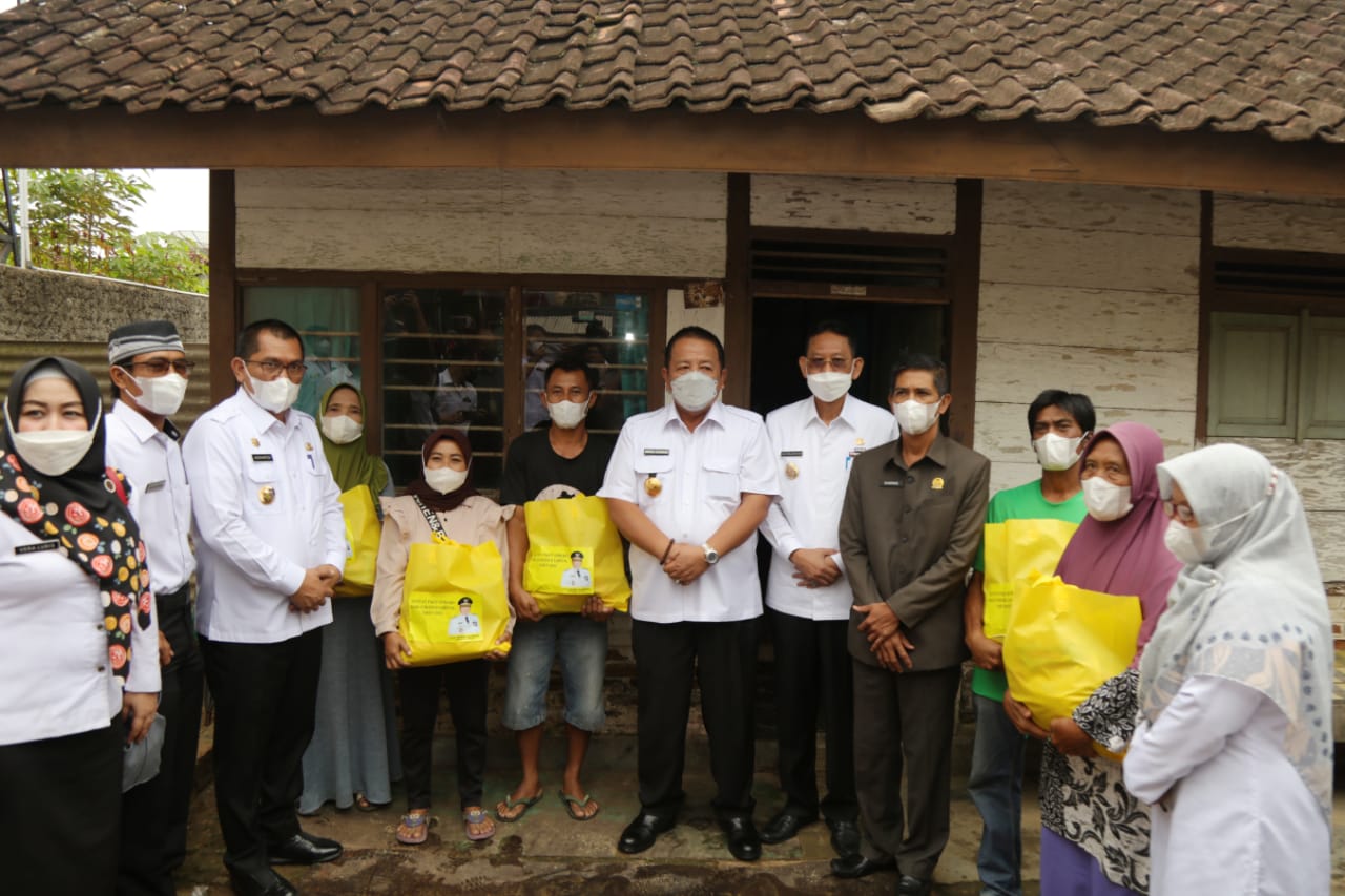 Gubernur Lampung Arinal Djunaidi Serahkan BLT Secara Door to Door di Pringsewu