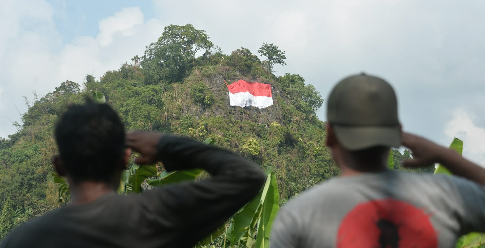 Perayaan HUT RI ke 17, Bendera Merah Putih Raksasa Dikibarkan di Bukit Sepagoh