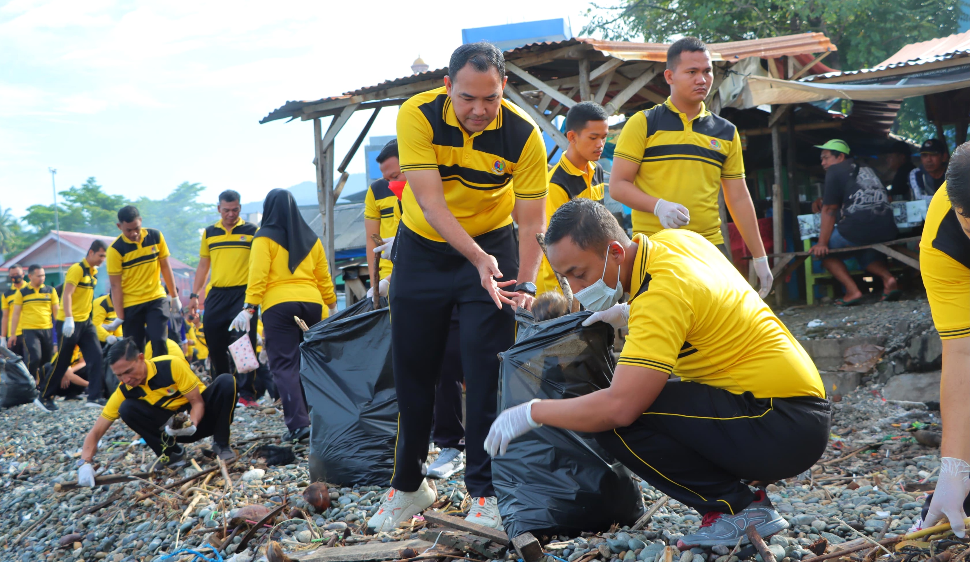 Gelar Bersih Pantai HUT Bhayangkara, Kapolres Tanggamus Lampung Tekankan Hal Ini