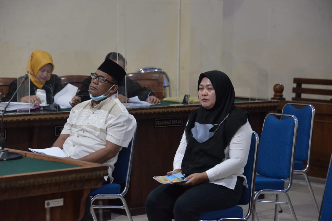 Berderai Air Mata, Mantan Kabid Disdik Lamteng Minta Keringanan di Depan Hakim