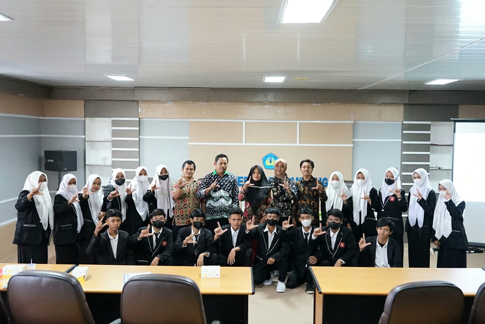 Siswa SMK Roudhotul Tolibin Gelar Kunjungan Pembelajaran ke Unila