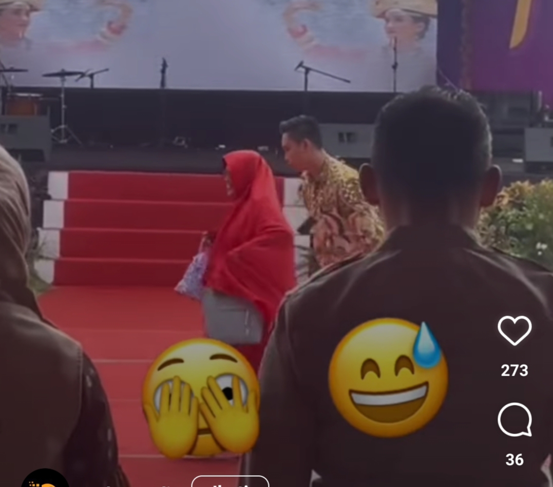 Ini Penyebab Ibu-Ibu Mondar-mandir Depan Panggung Saat Pemutaran Lagu Kebangsaan Pada Penutupan GTTGN Lampung
